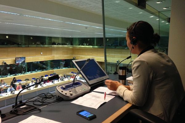alat interpreter untuk konferensi pers