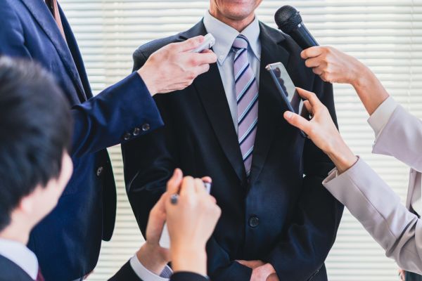 alat interpreter untuk konferensi pers