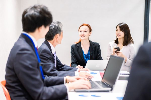 perbedaan consecutive dan simultaneous interpreter